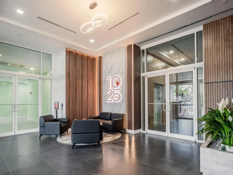 1025 Metro apartment community photo
