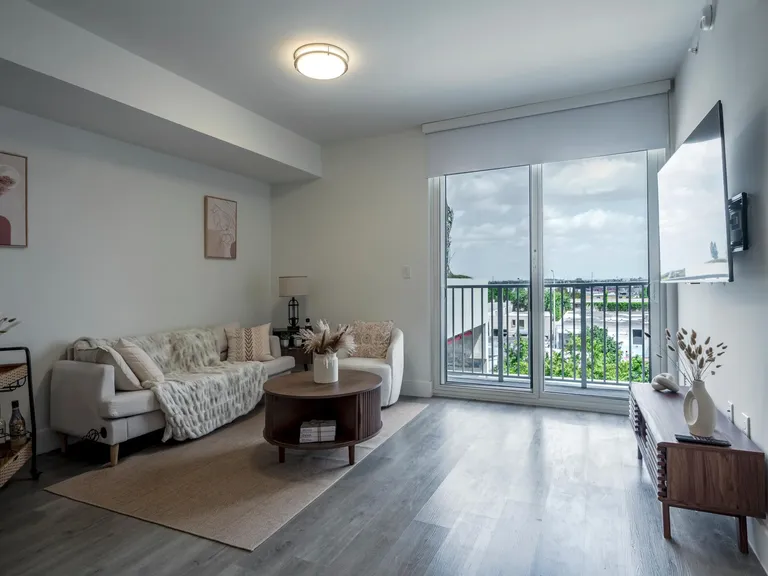 1025 Metro apartment community photo