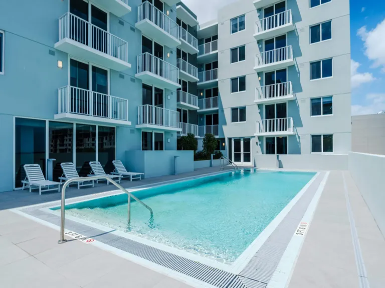 1025 Metro apartment community photo
