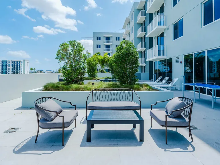 1025 Metro apartment community photo