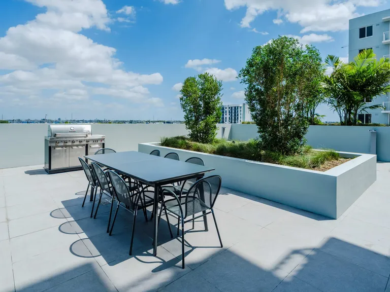 1025 Metro apartment community photo