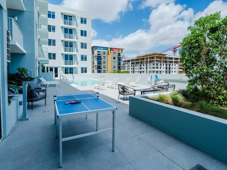 1025 Metro apartment community photo