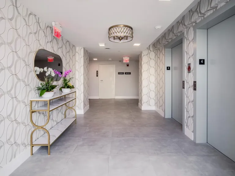 1025 Metro apartment community photo