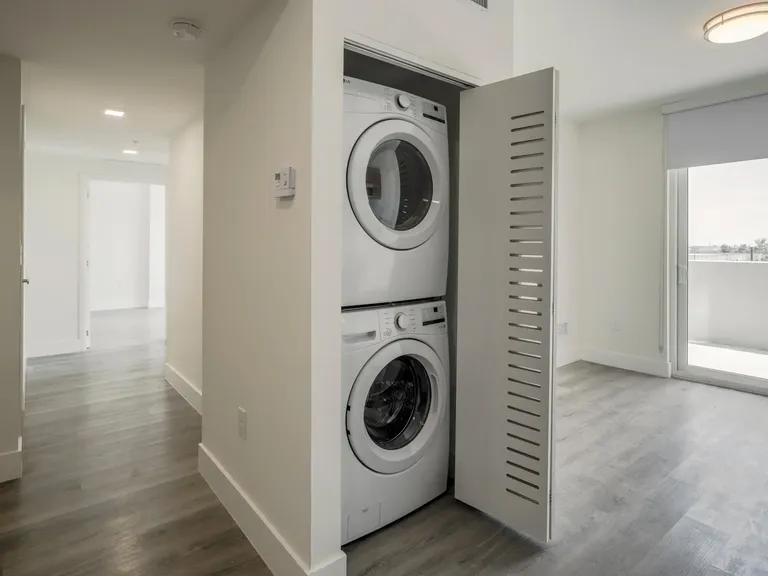 1025 Metro apartment community photo