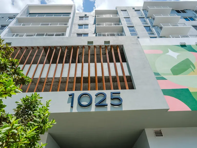 1025 Metro apartment community photo