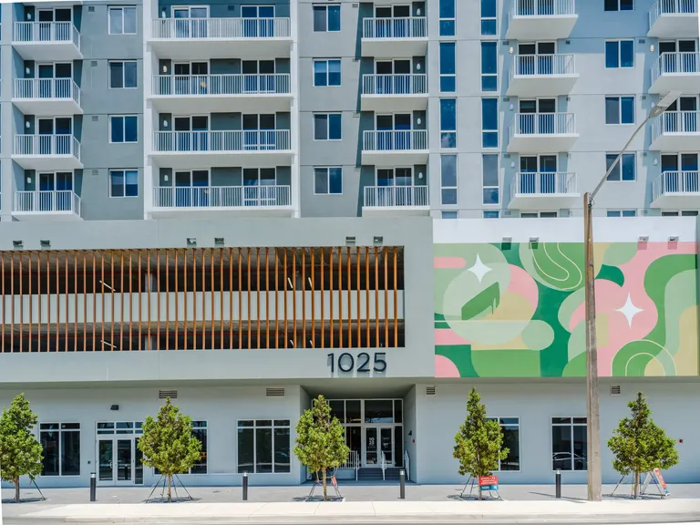 1025 Metro apartment community photo