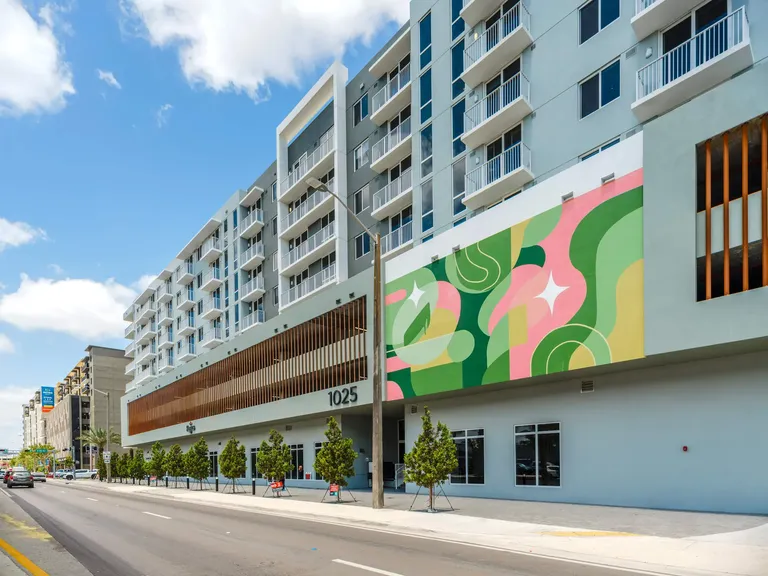 1025 Metro apartment community photo