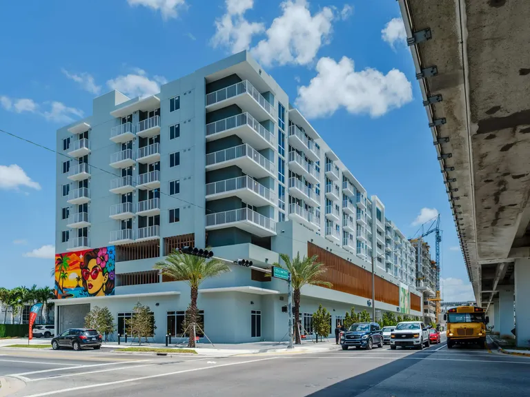 1025 Metro apartment community photo
