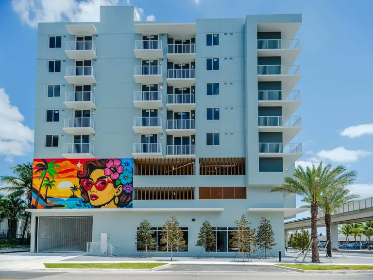 1025 Metro apartment community photo