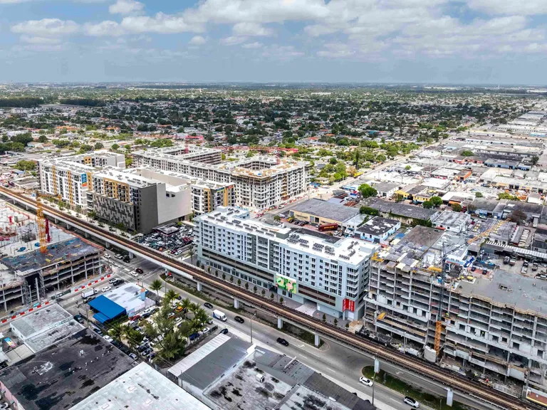 1025 Metro apartment community photo