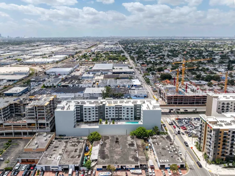 1025 Metro apartment community photo