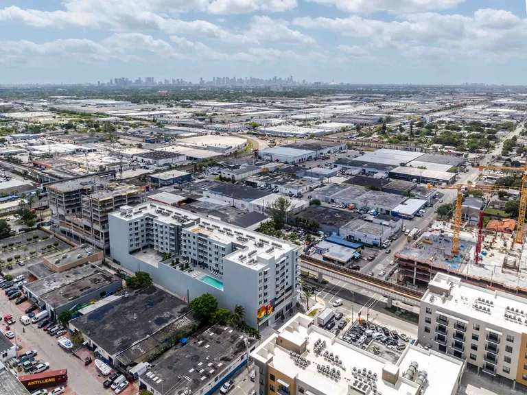 1025 Metro apartment community photo