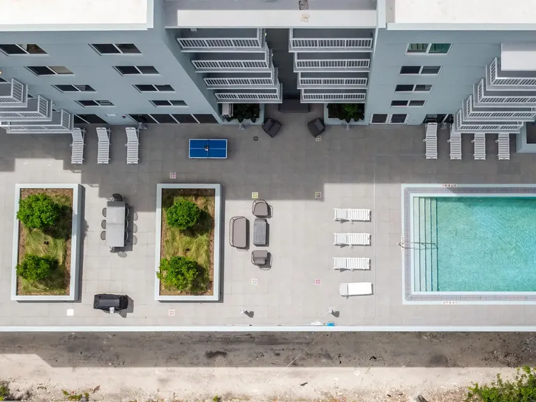 1025 Metro apartment community photo
