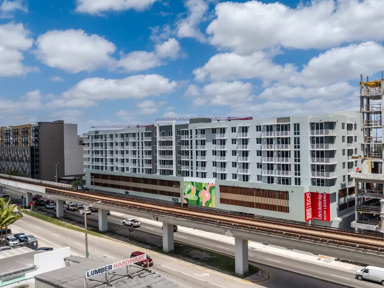 1025 Metro apartment community photo