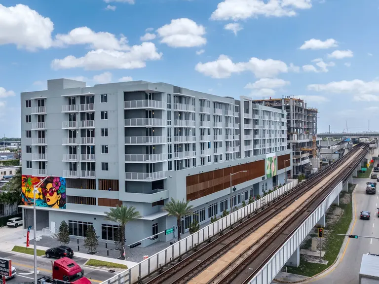 1025 Metro apartment community photo