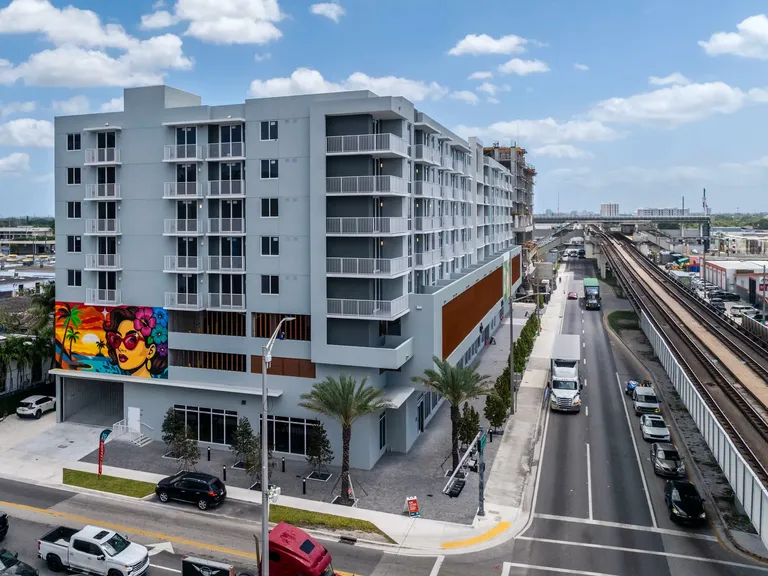 1025 Metro apartment community photo