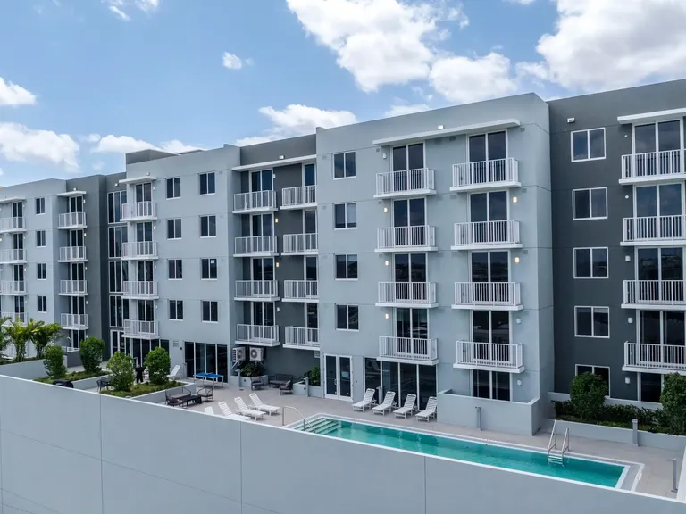1025 Metro apartment community photo