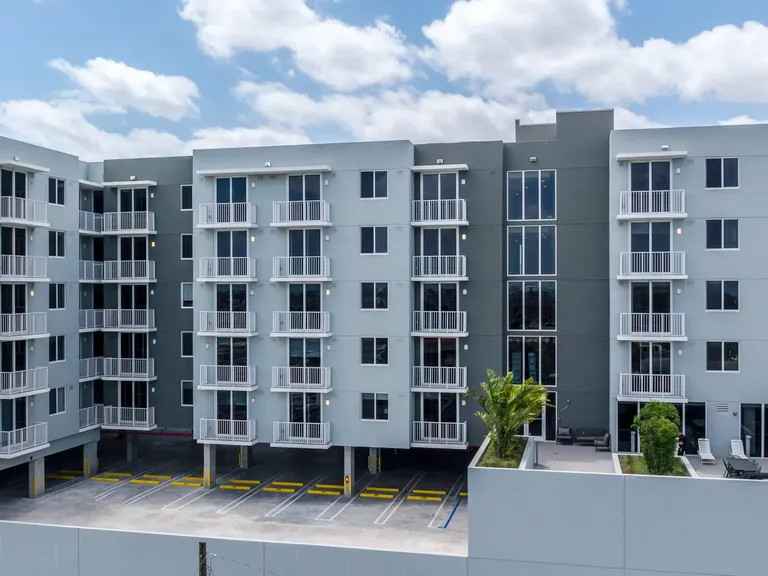 1025 Metro apartment community photo