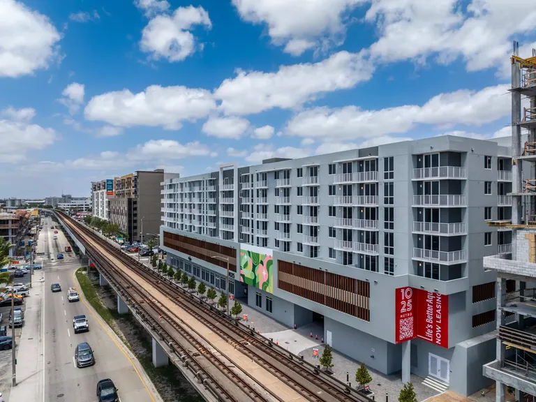 1025 Metro apartment community photo