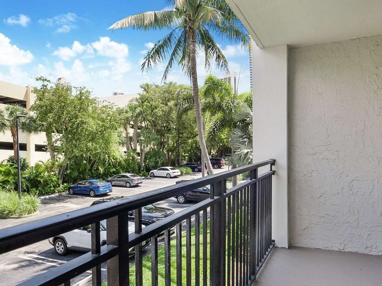 Beach Place apartments in Sunny Isles Beach, FL – photo 48
