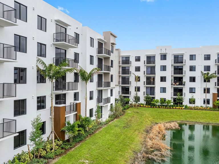 Caroline Golden Glades apartments in Miami, FL – photo 7