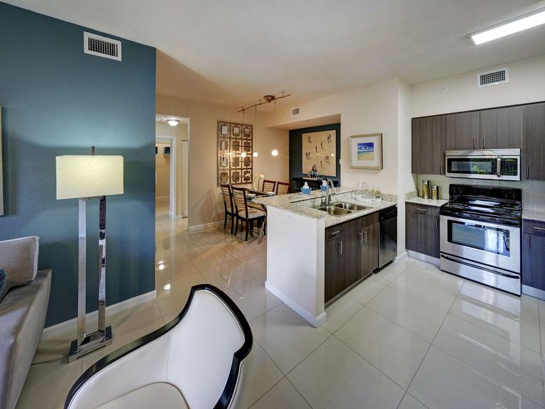 Celebration Pointe apartments in Margate, FL – photo 18