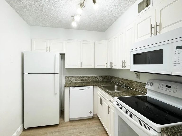 Cherry Grove Village apartments in Miami, FL – photo 12