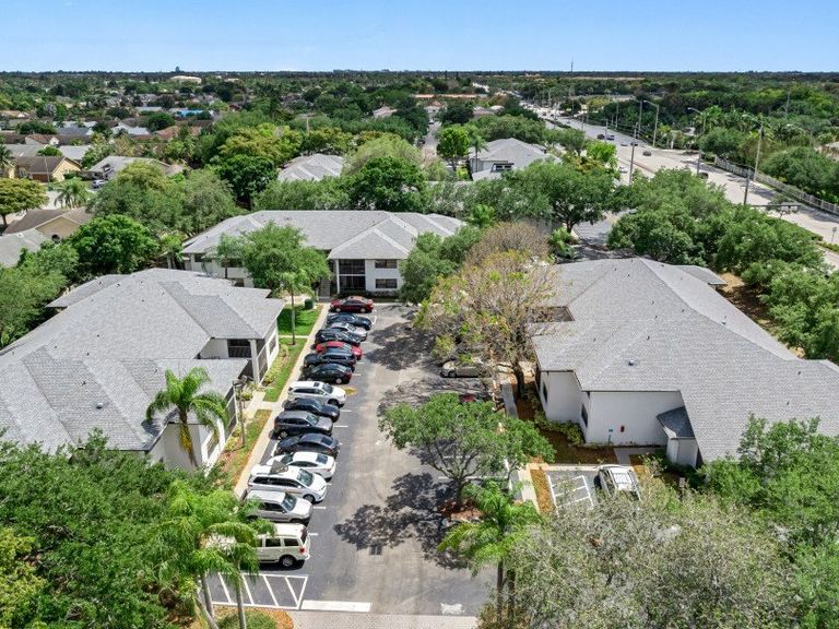Circle Sunrise apartments in Sunrise, FL – photo 27