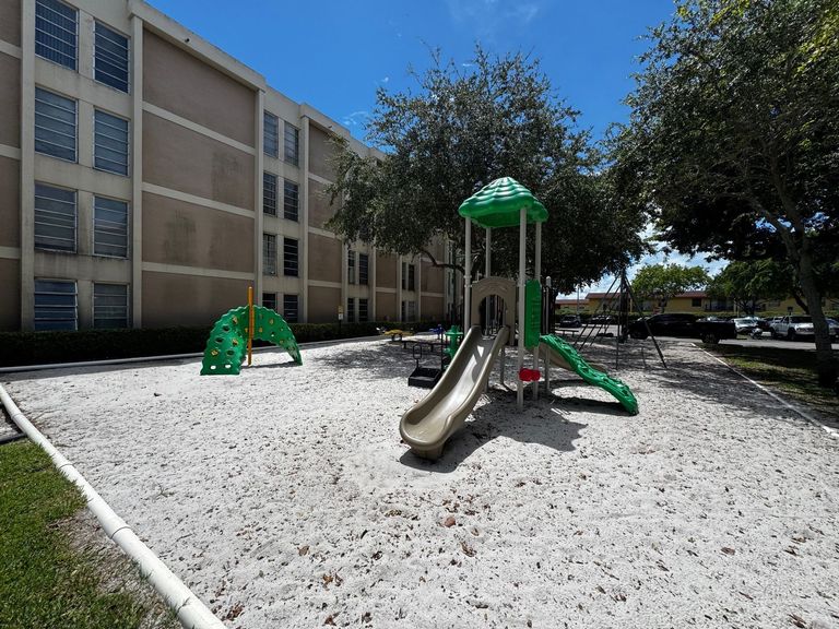 Coral Haven Apartments apartments in Miami, FL – photo 9