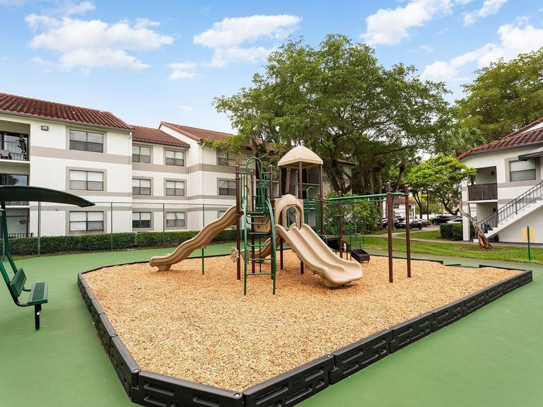 Cortland Kings Meadow apartments in Miami, FL – photo 8