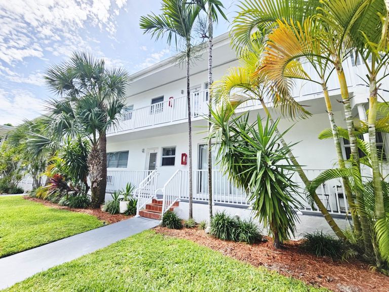 Crestview Apartments apartments in Bay Harbor Islands, FL – photo 12