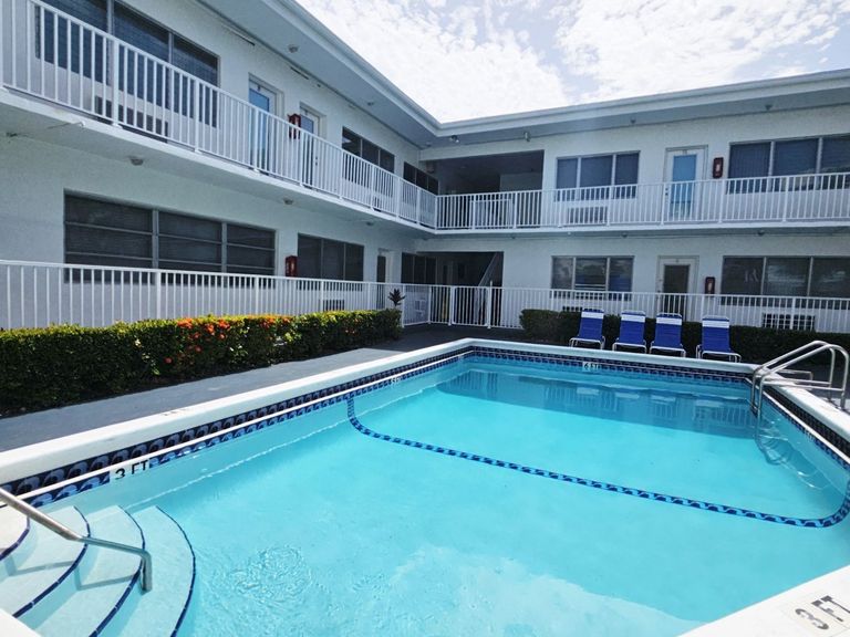 Crestview Apartments apartments in Bay Harbor Islands, FL – photo 9