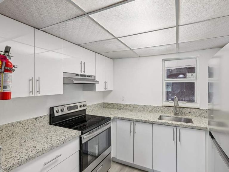 El Jardin Apartments apartments in Hollywood, FL – photo 10