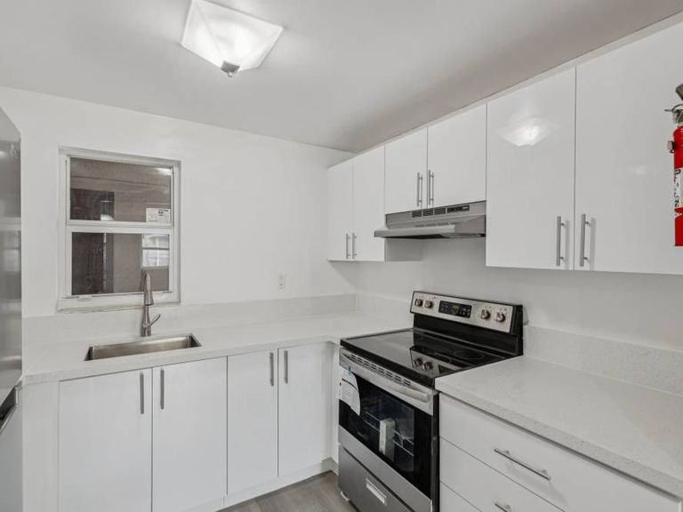El Jardin Apartments apartments in Hollywood, FL – photo 11