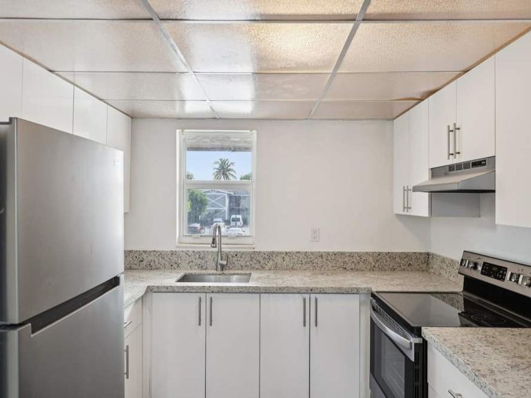 El Jardin Apartments apartments in Hollywood, FL – photo 12