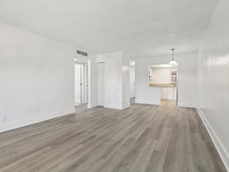 El Jardin Apartments apartments in Hollywood, FL – photo 13