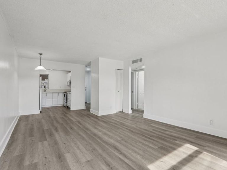 El Jardin Apartments apartments in Hollywood, FL – photo 15