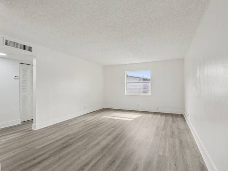 El Jardin Apartments apartments in Hollywood, FL – photo 16