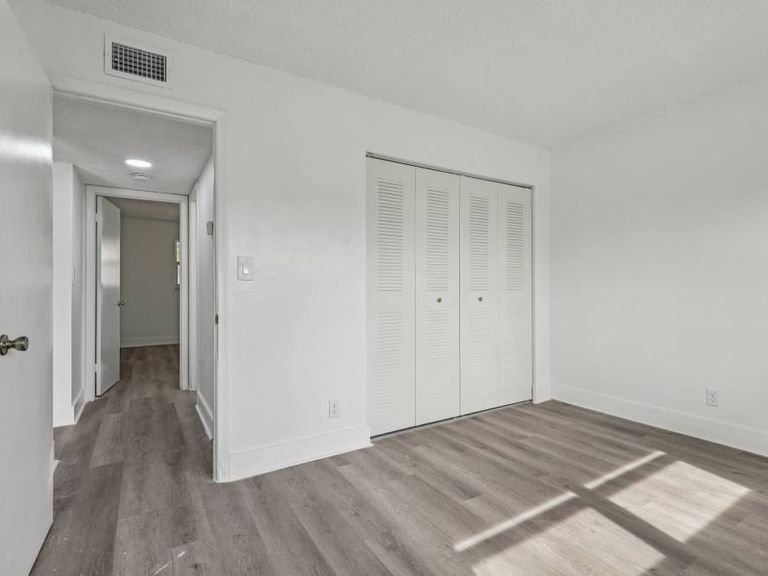 El Jardin Apartments apartments in Hollywood, FL – photo 18