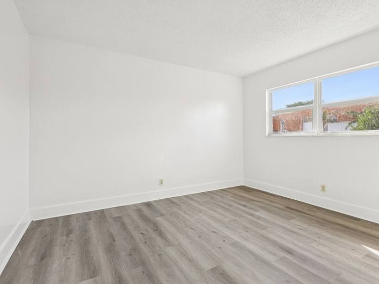 El Jardin Apartments apartments in Hollywood, FL – photo 19
