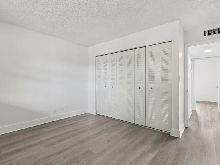 El Jardin Apartments apartments in Hollywood, FL – photo 20