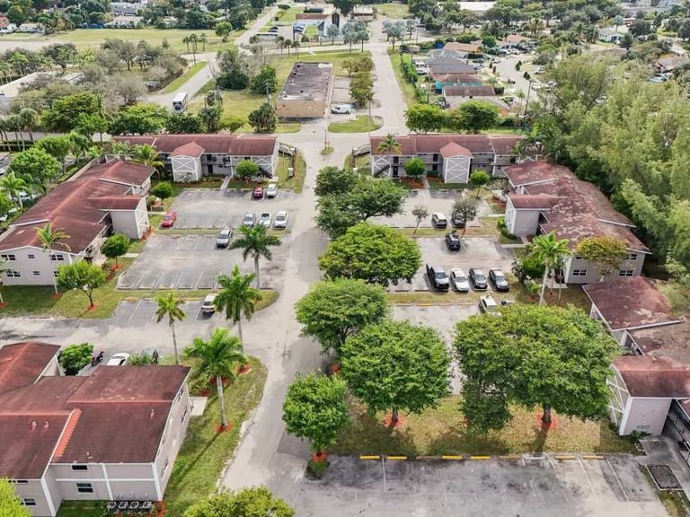 El Jardin Apartments apartments in Hollywood, FL – photo 6