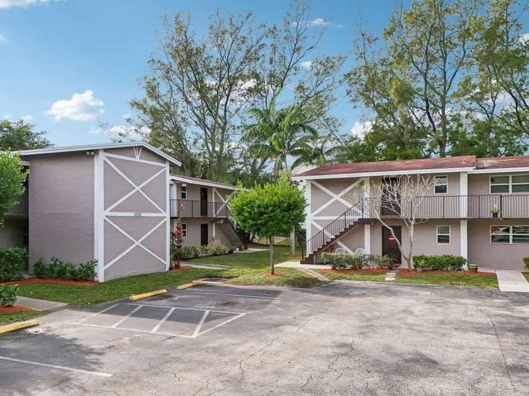 El Jardin Apartments apartments in Hollywood, FL – photo 8
