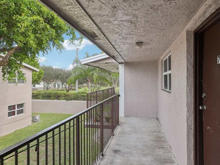 El Jardin Apartments apartments in Hollywood, FL – photo 9