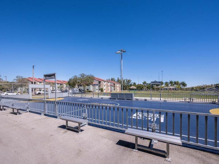 Ernie Martin Villas apartments in Miami, FL – photo 20