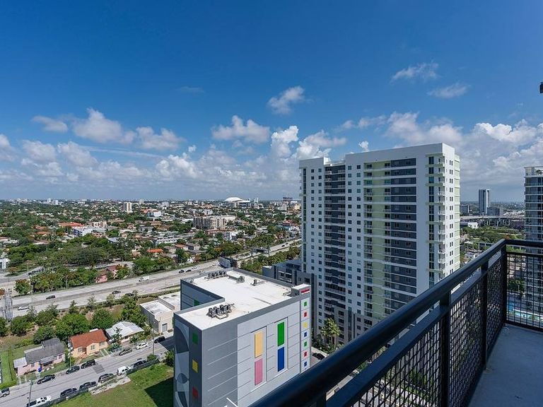 Maizon Brickell apartment community photo