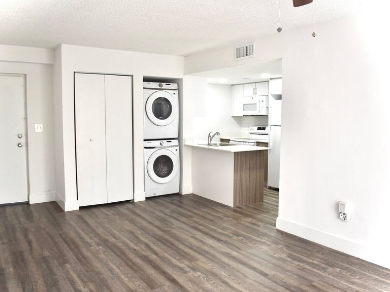 International Club Apartments apartments in Miami, FL – photo 10
