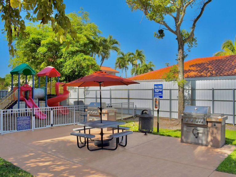 International Club Apartments apartments in Miami, FL – photo 11