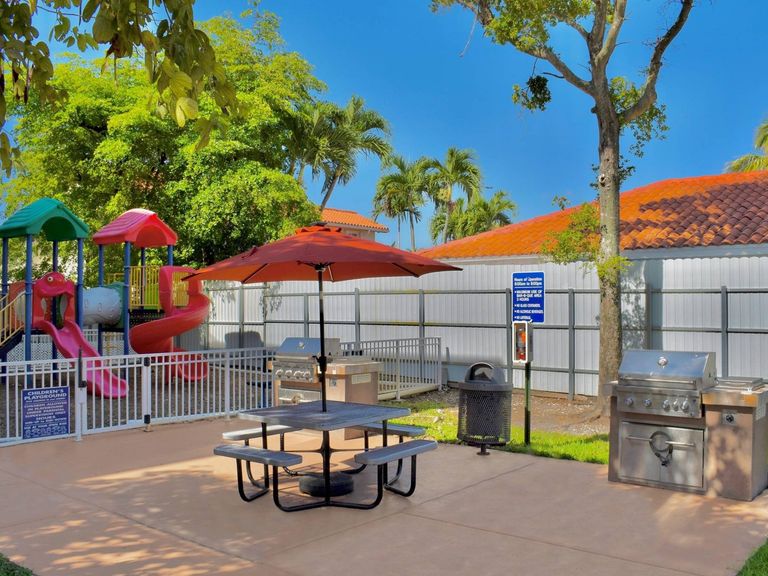 International Club Apartments apartments in Miami, FL – photo 20