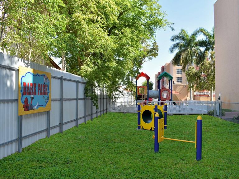 International Club Apartments apartments in Miami, FL – photo 21